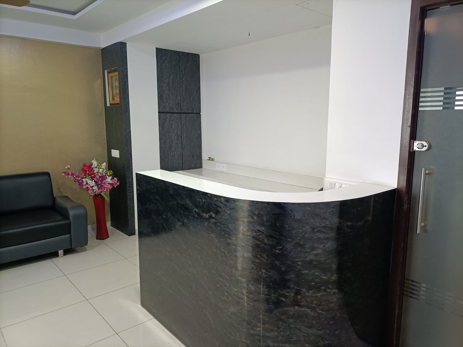 735 Sq. Ft. Commercial Office for Rent in Sg Highway Ahmedabad - Media 10