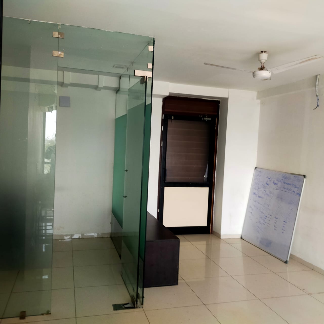685 Sq. Ft. Commercial Office for Rent in Sg Highway Ahmedabad - Media 3