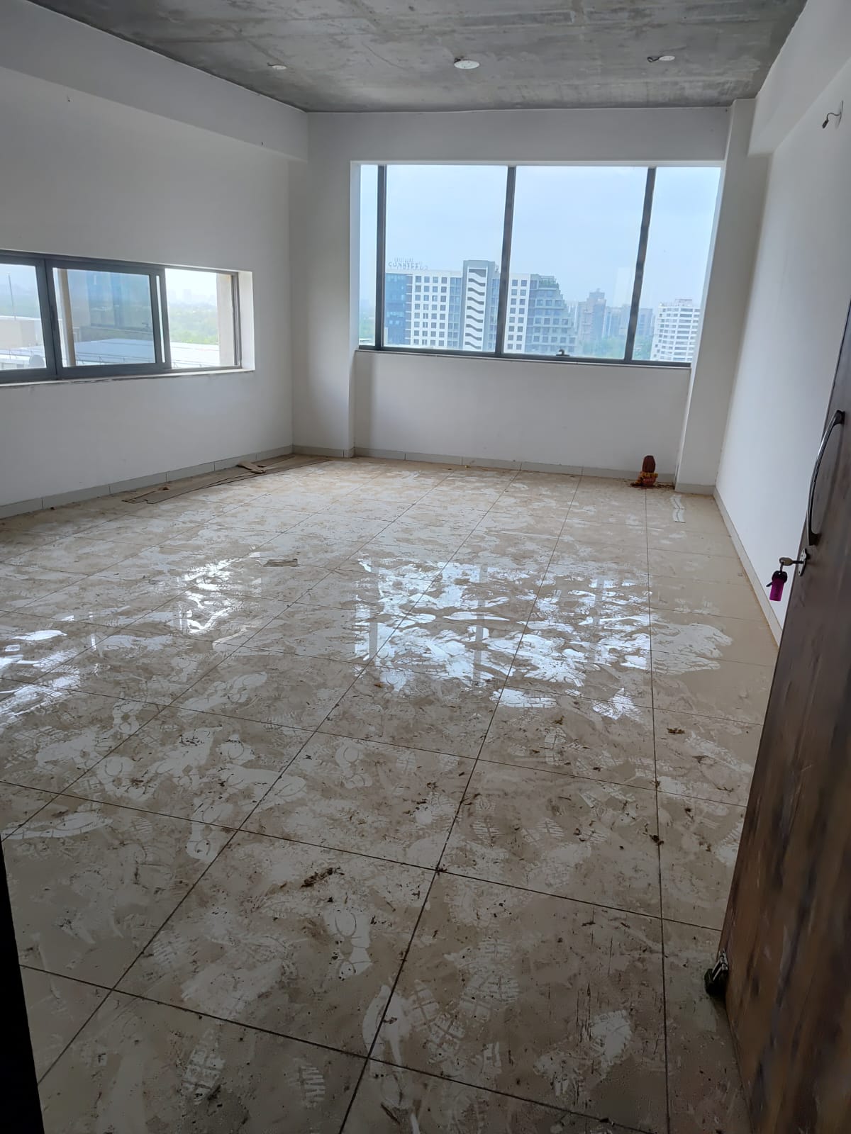 712 Sq. Ft. Commercial Office for Rent in Sg Highway Ahmedabad - Media 3