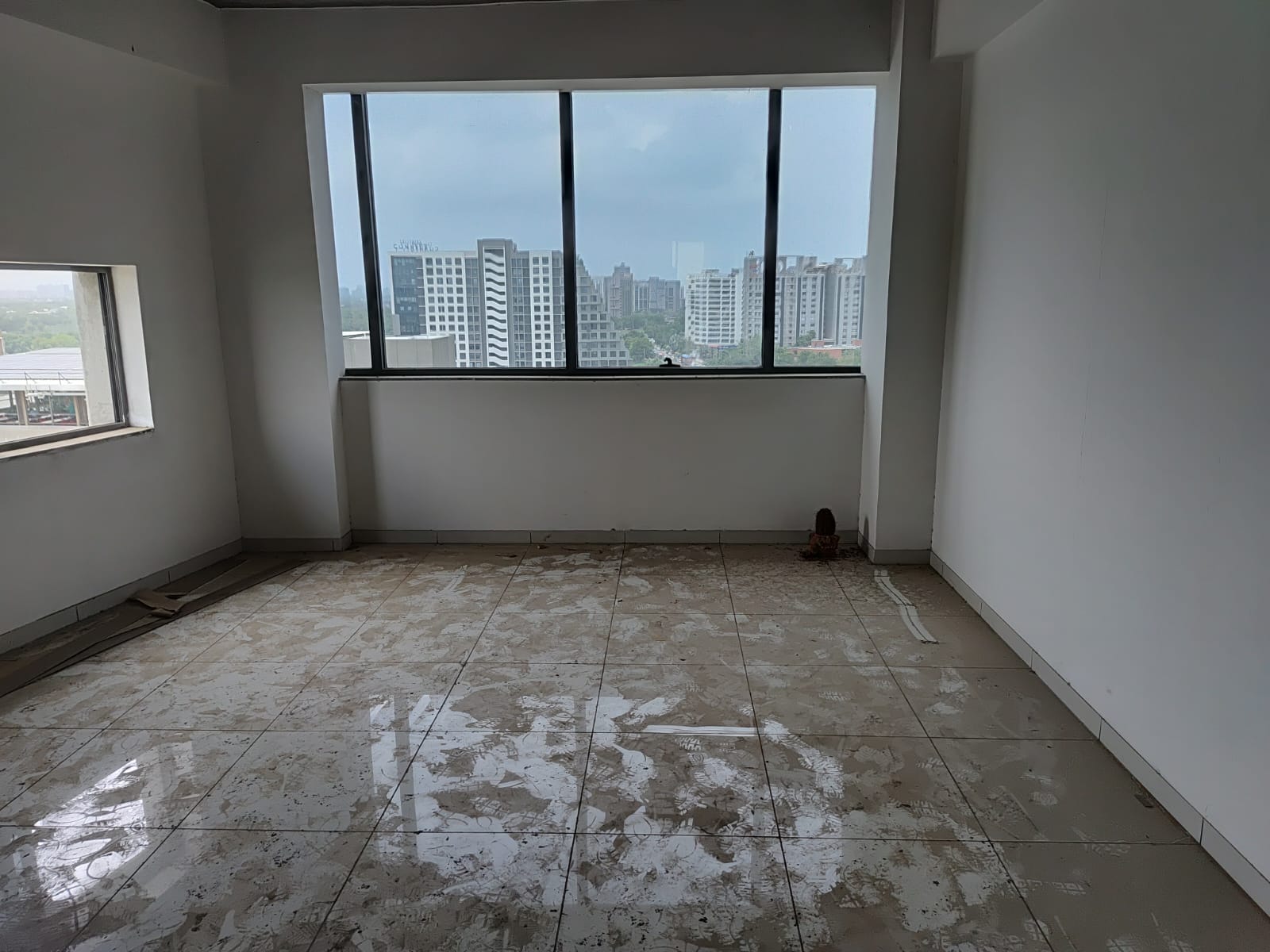 712 Sq. Ft. Commercial Office for Rent in Sg Highway Ahmedabad