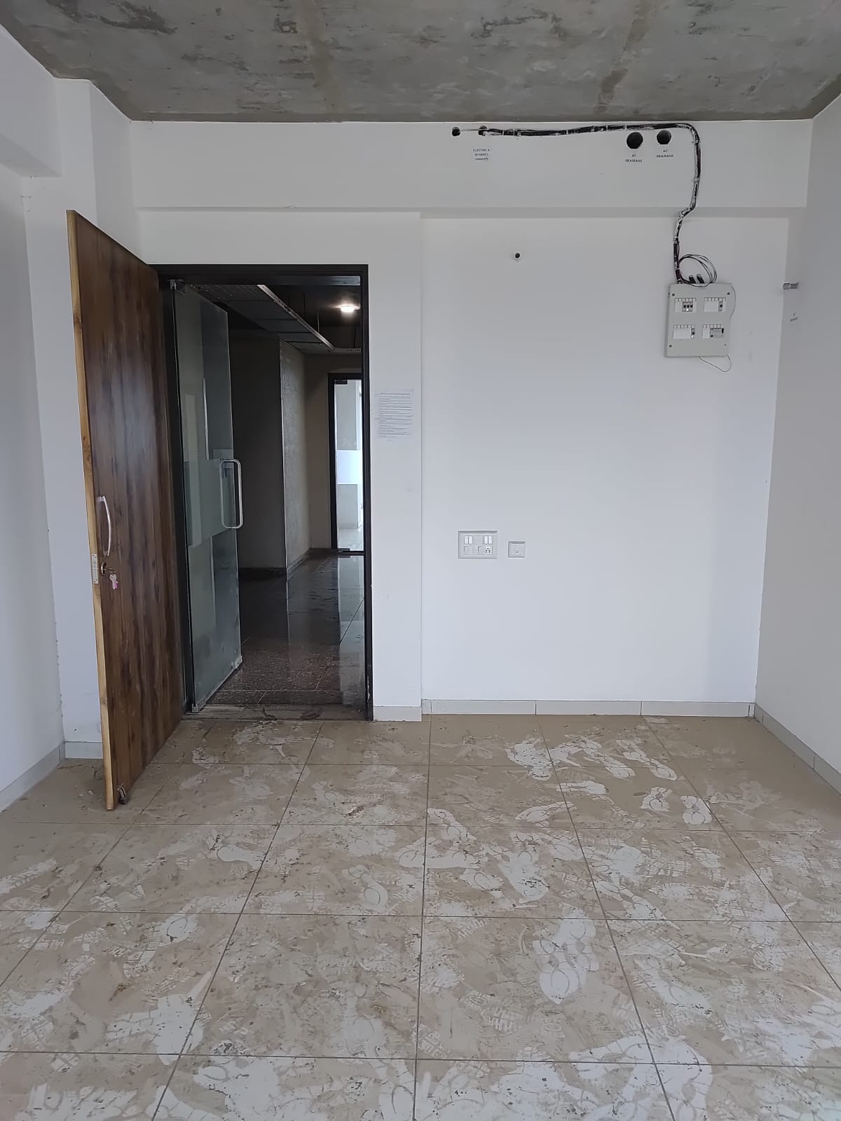 712 Sq. Ft. Commercial Office for Rent in Sg Highway Ahmedabad - Media 5
