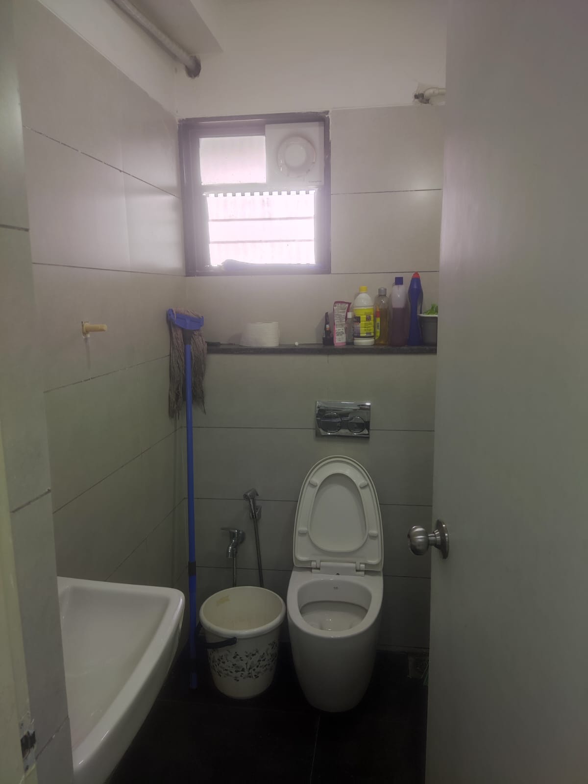 808 Sq. Ft. Commercial Office for Rent in Shyamal Cross Road Ahmedabad