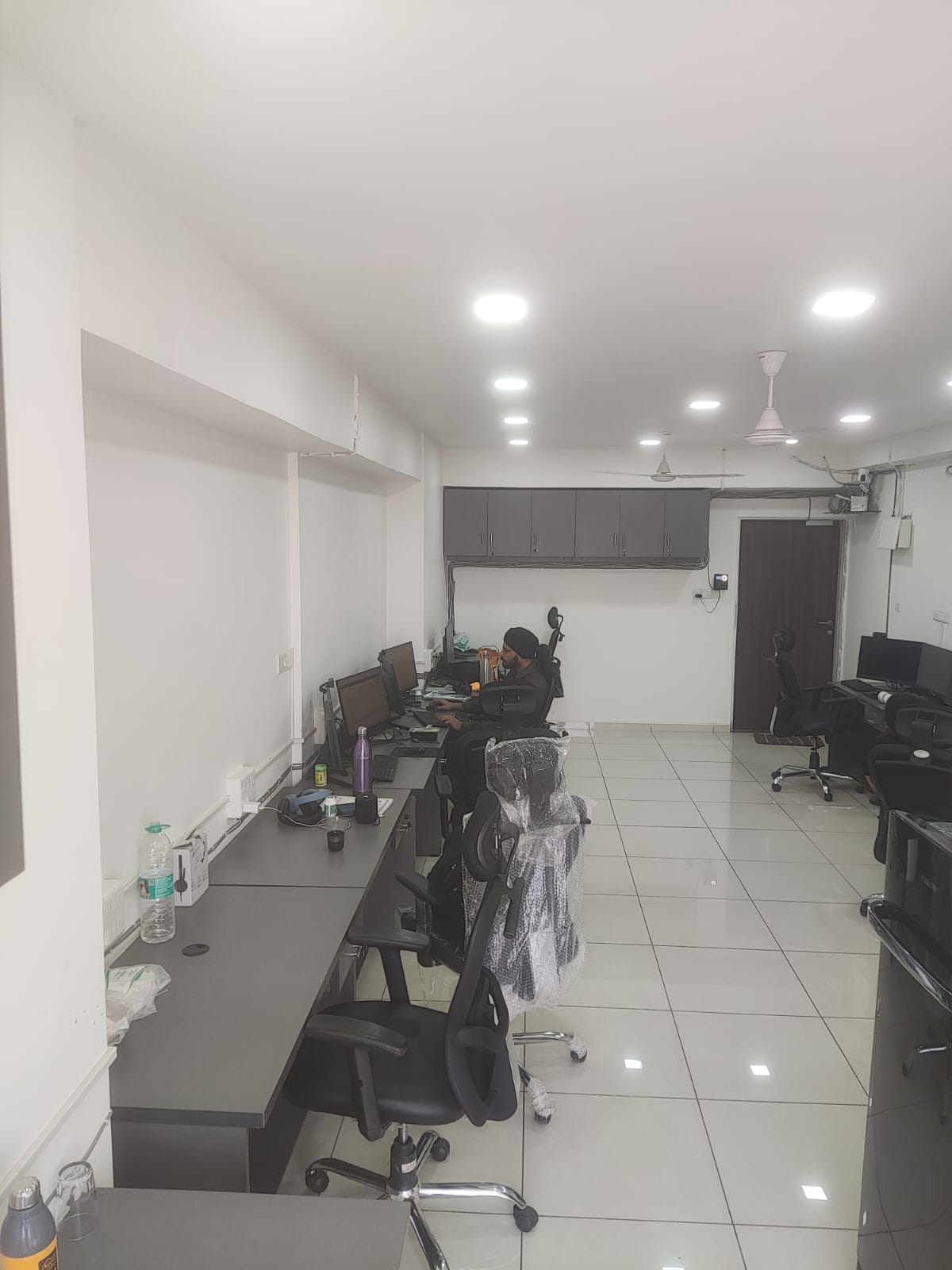 808 Sq. Ft. Commercial Office for Rent in Shyamal Cross Road Ahmedabad - Media 3