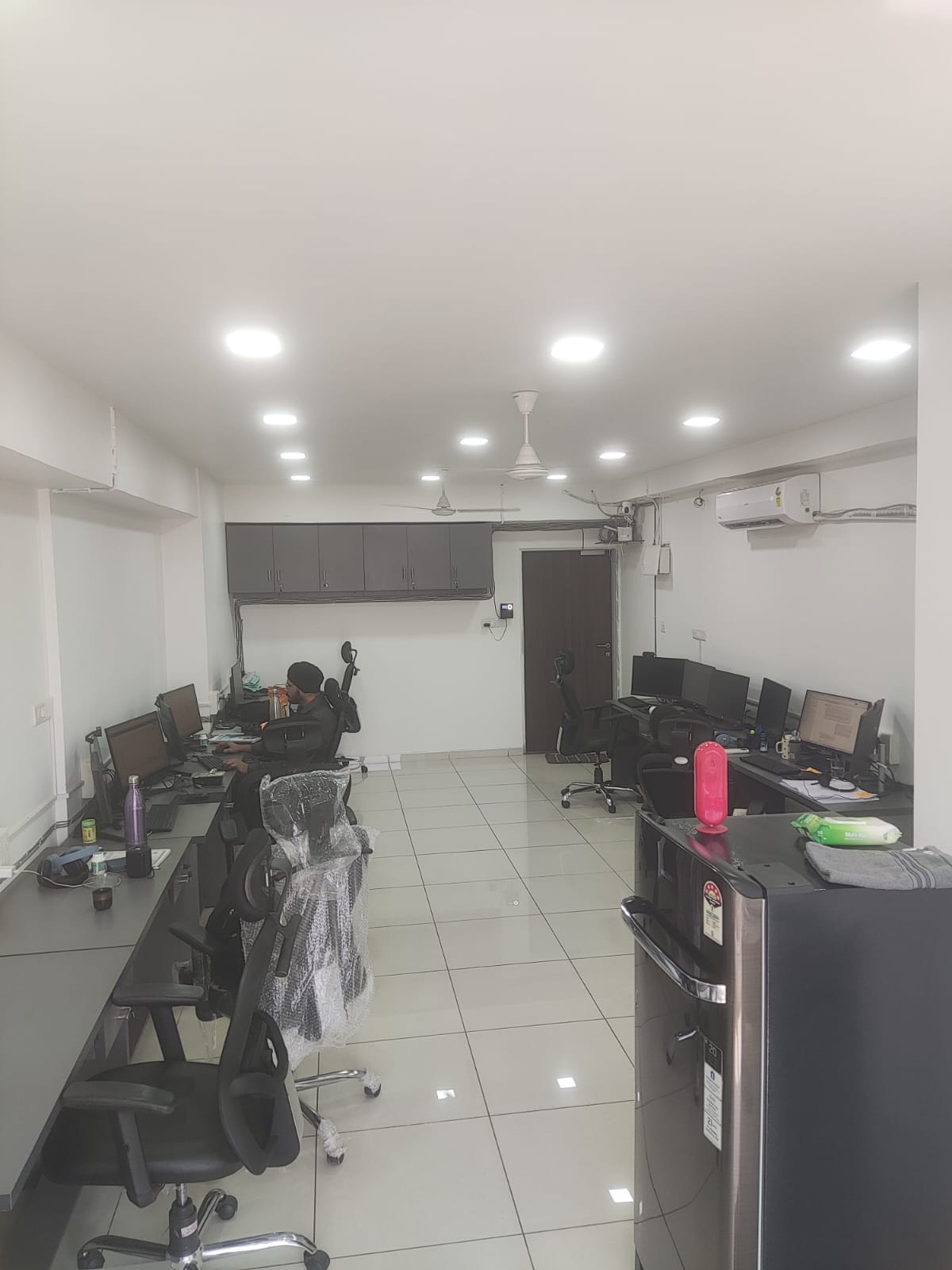 808 Sq. Ft. Commercial Office for Rent in Shyamal Cross Road Ahmedabad - Media 4