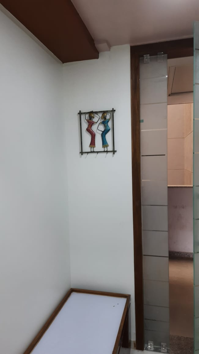 490 Sq. Ft. Commercial Office for Rent in Shyamal Cross Road Ahmedabad - Media 2