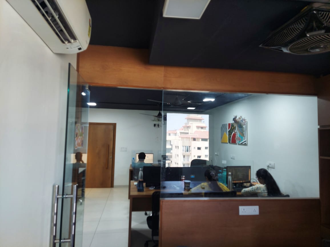 700 Sq. Ft. Commercial Office for Rent in Shyamal Cross Road Ahmedabad - Media 4