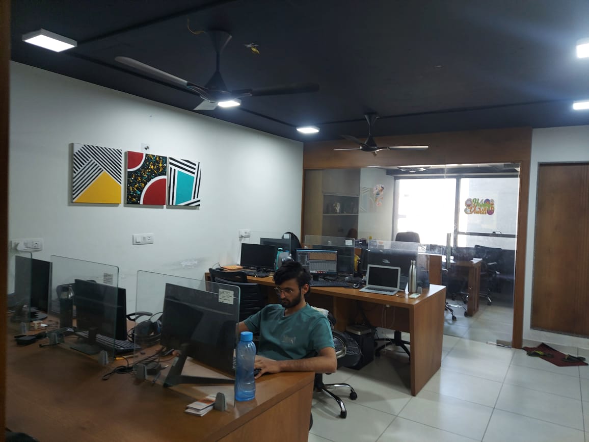 700 Sq. Ft. Commercial Office for Rent in Shyamal Cross Road Ahmedabad - Media 6