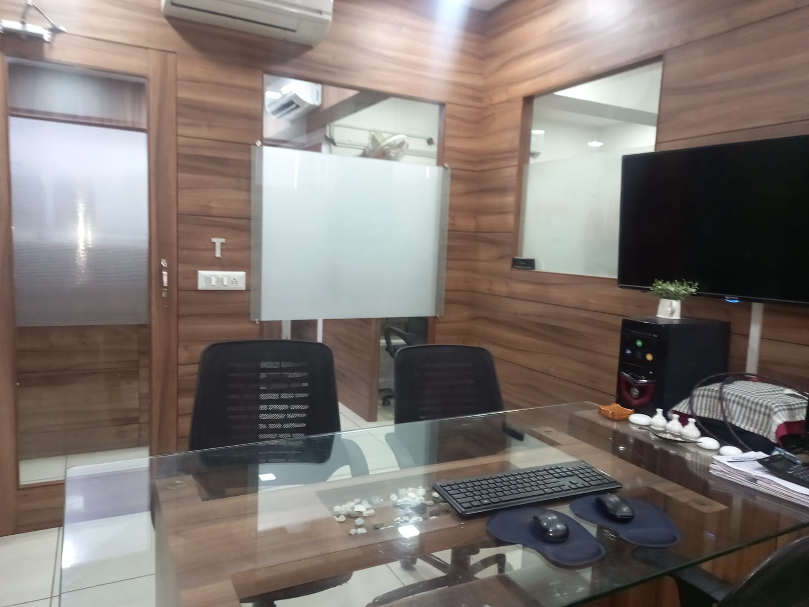 1019 Sq. Ft. Commercial Office for Rent in Sg Highway Ahmedabad - Media 2