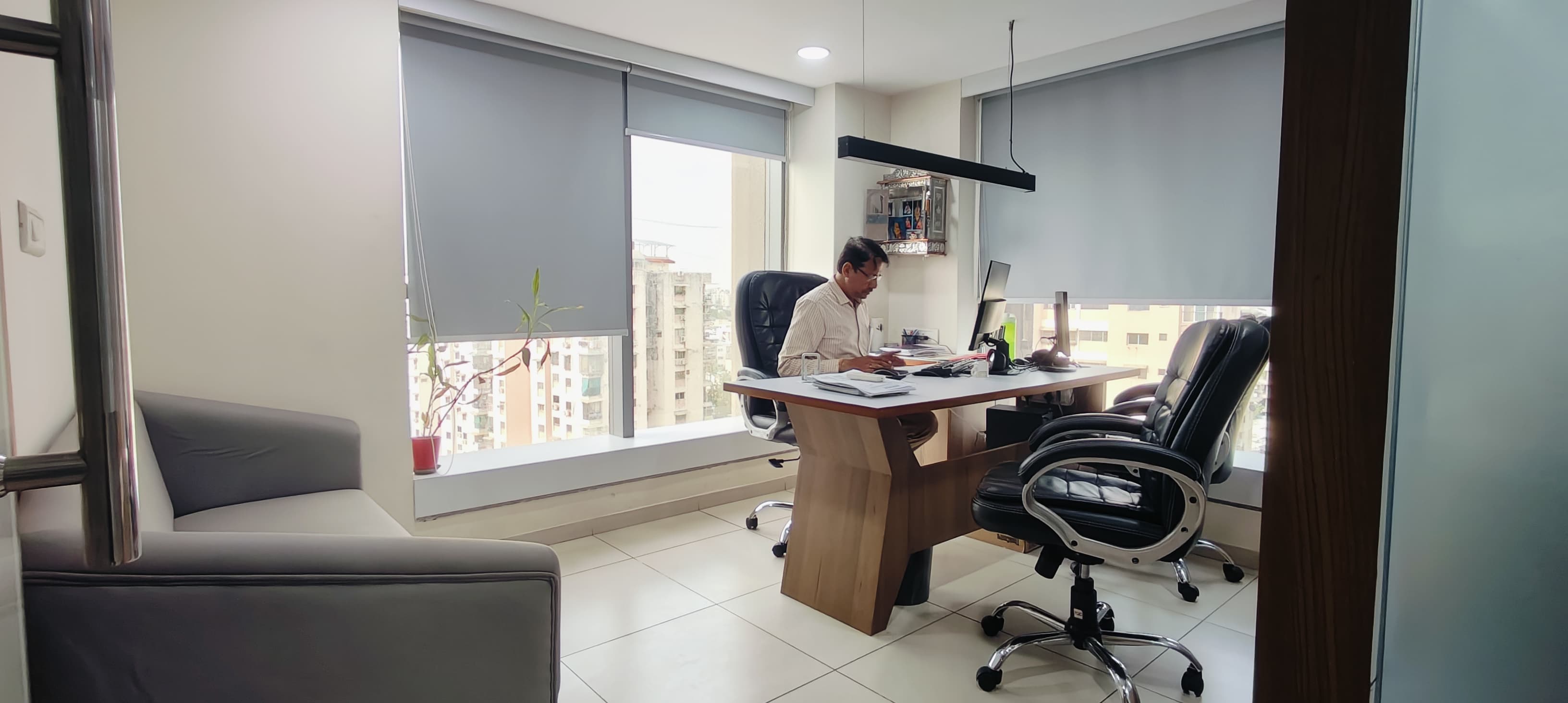 1150 Sq. Ft. Commercial Office for Rent in Shyamal Cross Road Ahmedabad - Media 3