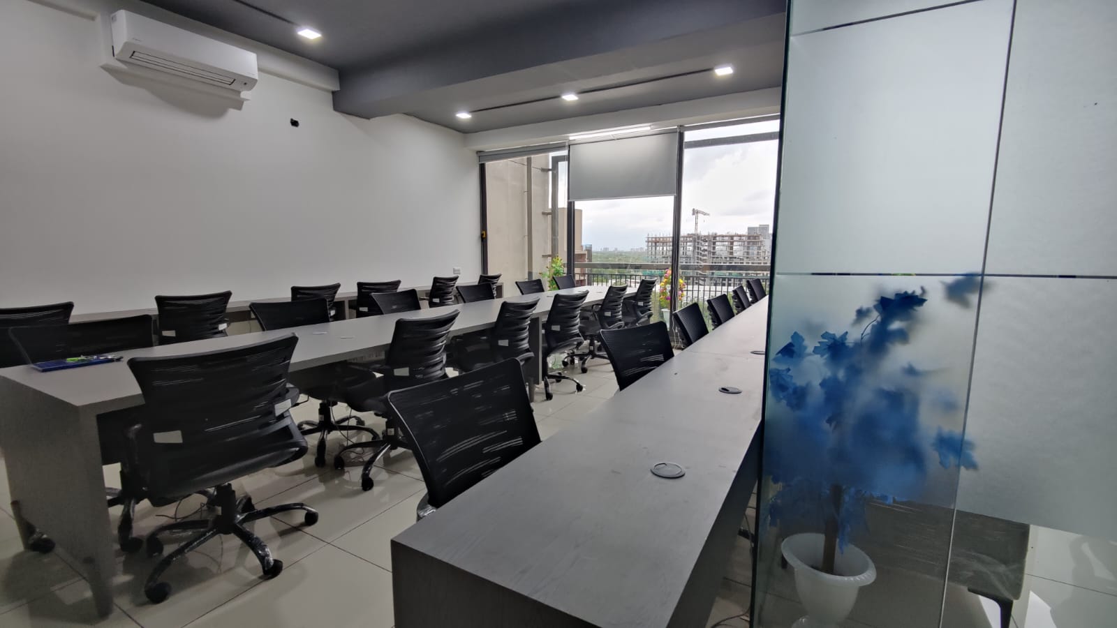 1200 Sq. Ft. Commercial Office for Rent in Sg Highway Ahmedabad - Media 14