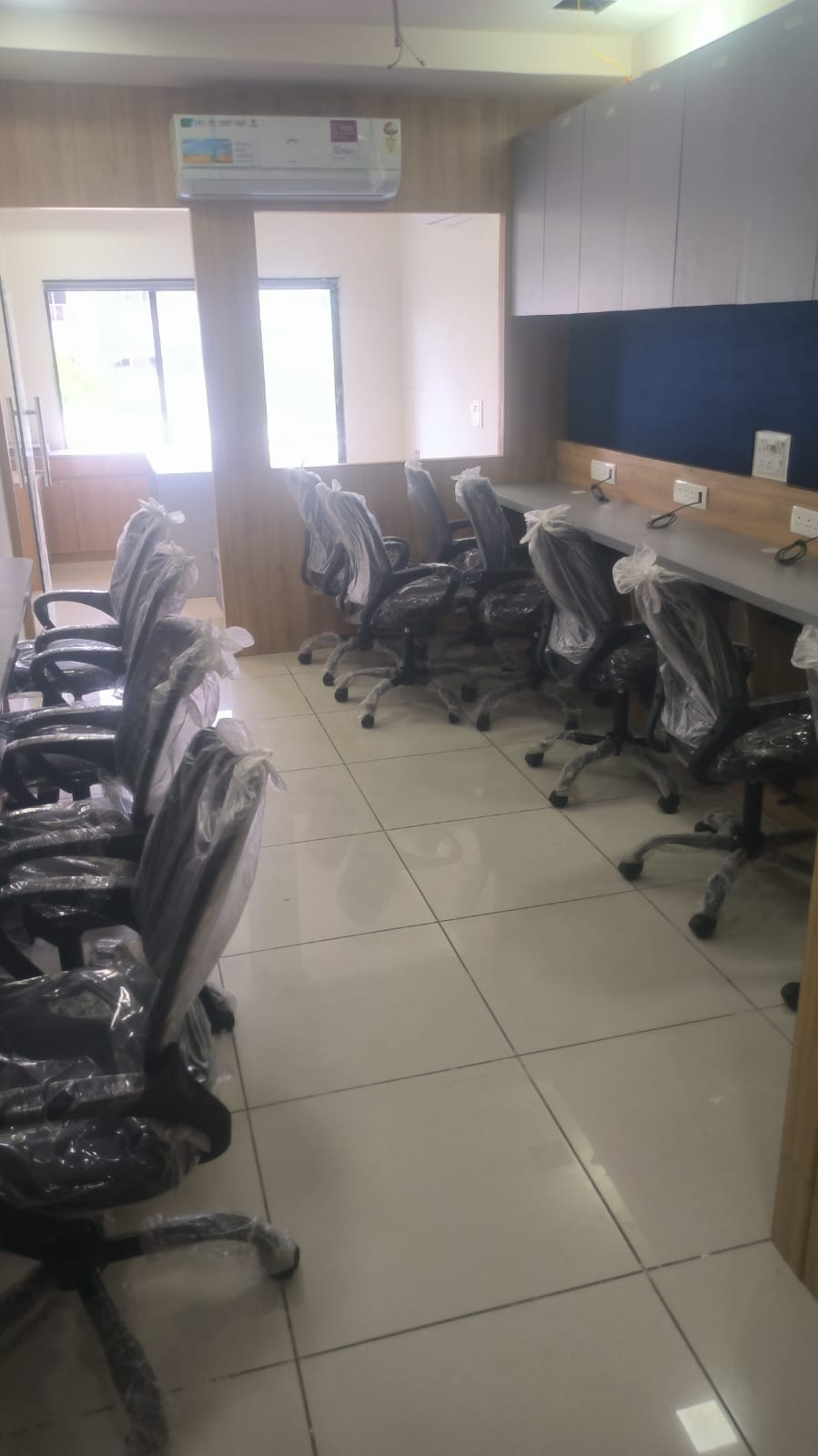 740 Sq. Ft. Commercial Office for Rent in Ashram Road Ahmedabad - Media 2