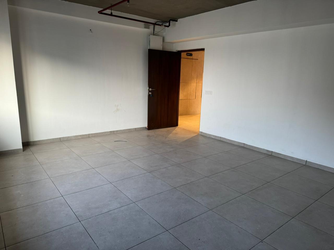 656 Sq. Ft. Commercial Office for Rent in Nehrunagar Ahmedabad - Media 4