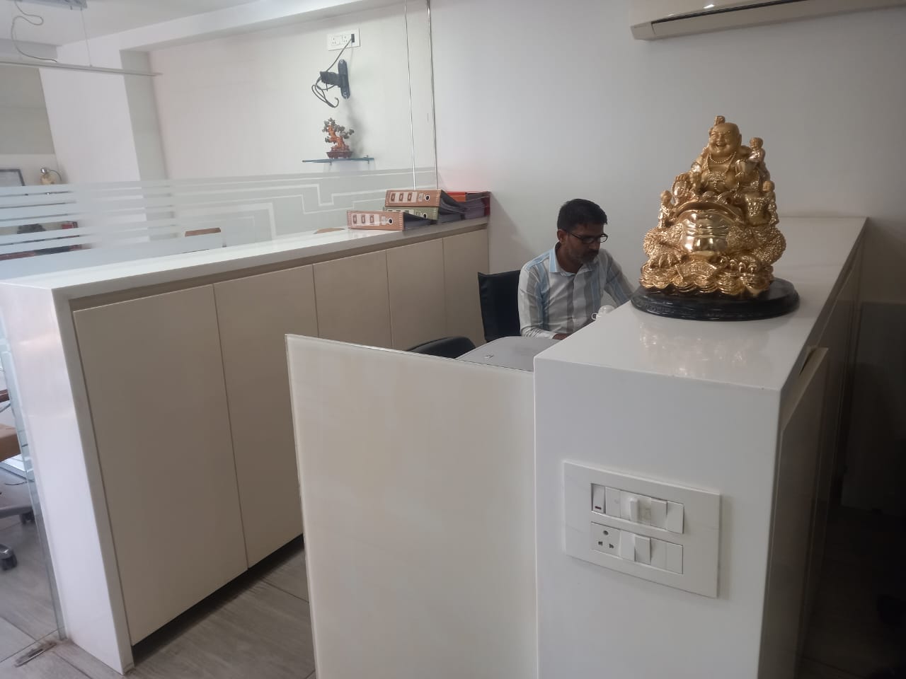 921 Sq. Ft. Commercial Office for Rent in Thaltej Ahmedabad - Media 3