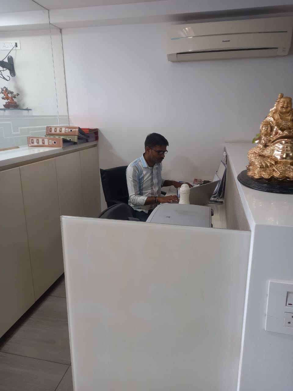 921 Sq. Ft. Commercial Office for Rent in Thaltej Ahmedabad - Media 11