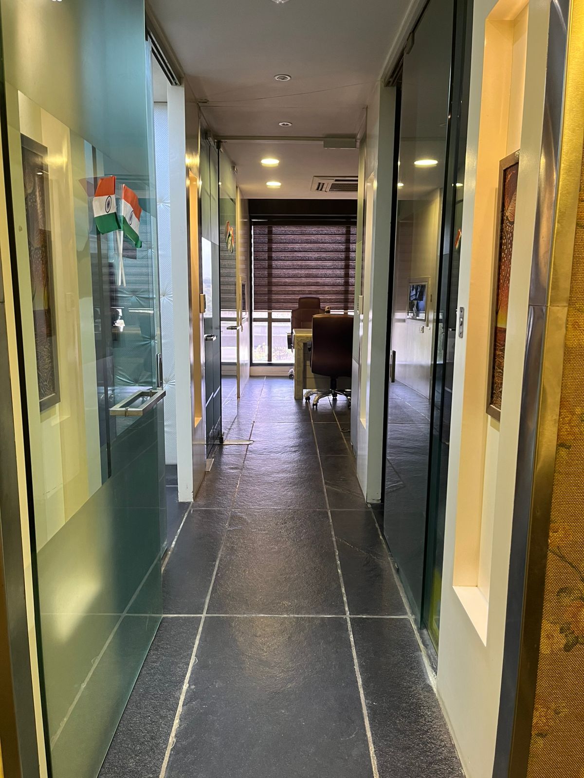 920 Sq. Ft. Commercial Office for Rent in Thaltej Ahmedabad - Media 3