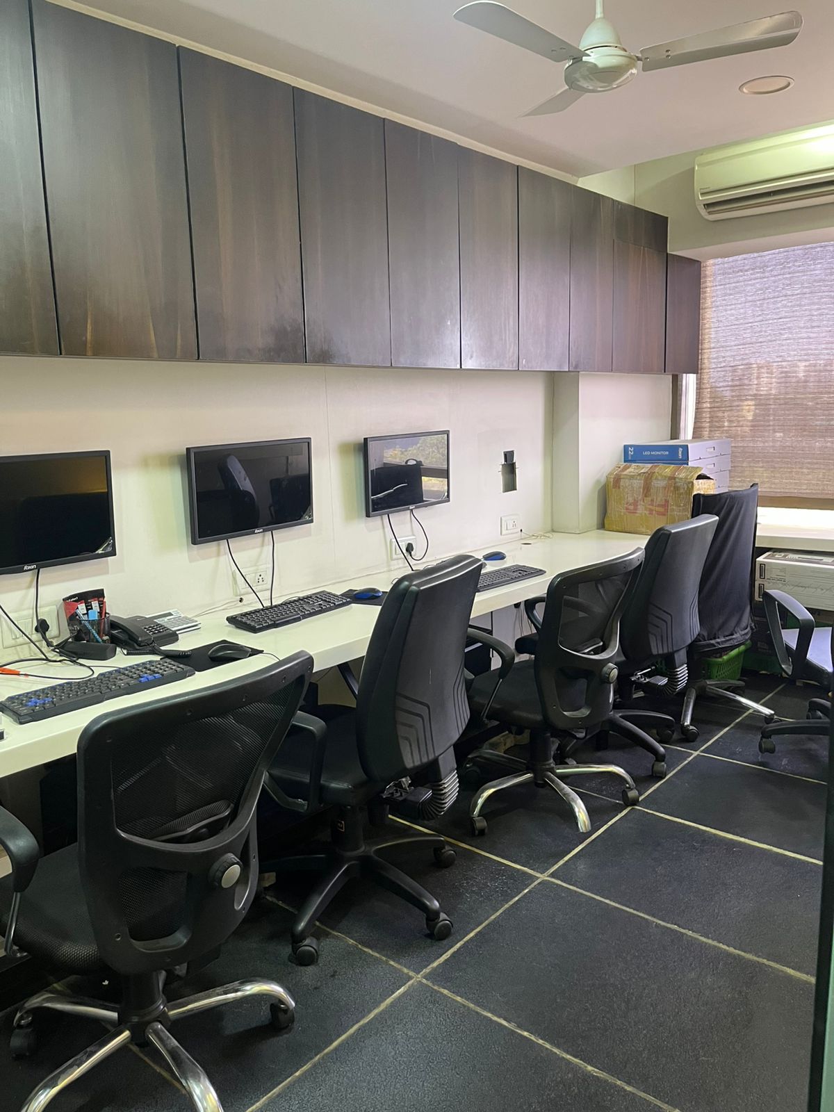 920 Sq. Ft. Commercial Office for Rent in Thaltej Ahmedabad - Media 8