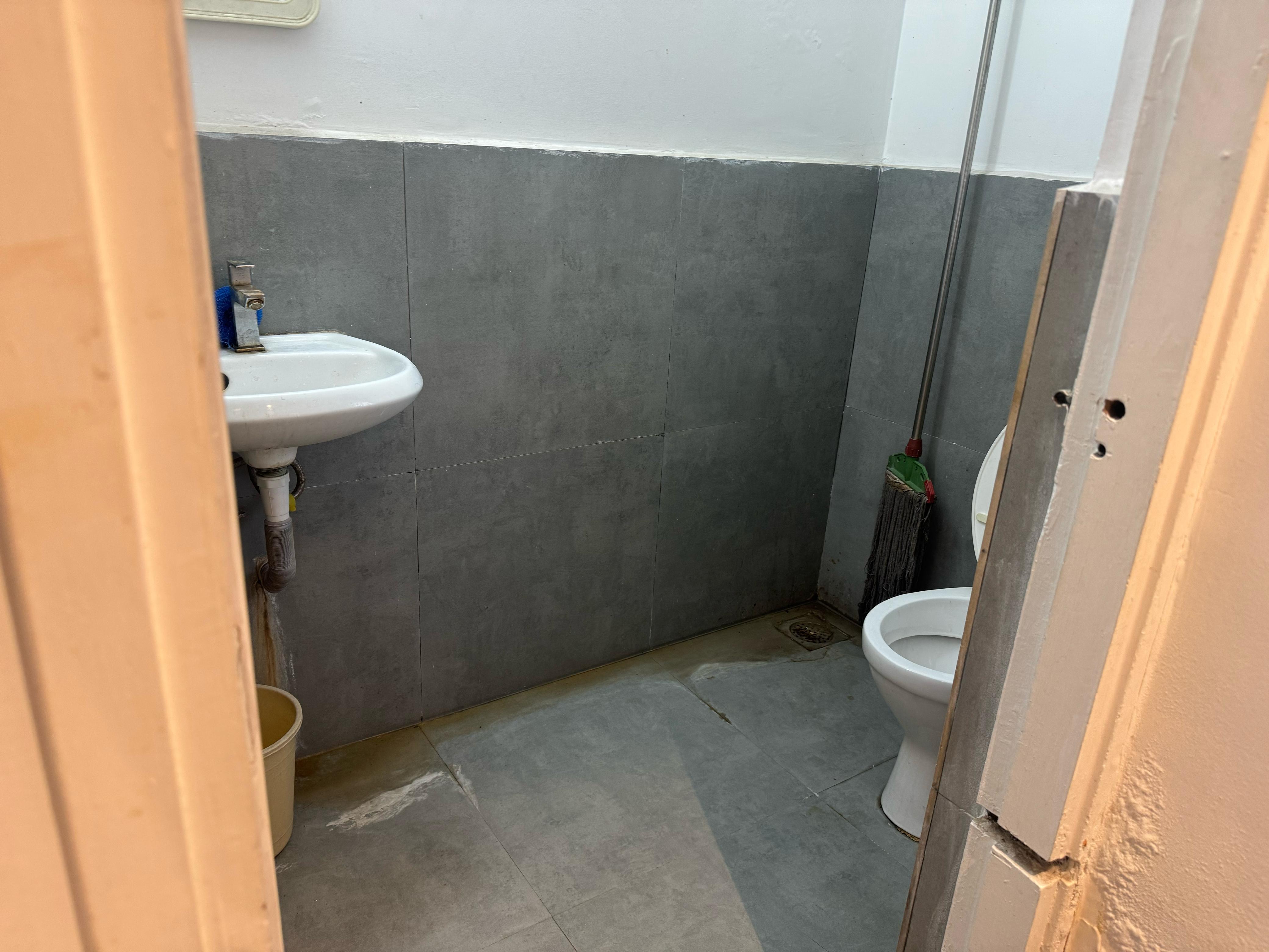 808 Sq. Ft. Commercial Office for Rent in Thaltej Ahmedabad - Media 3