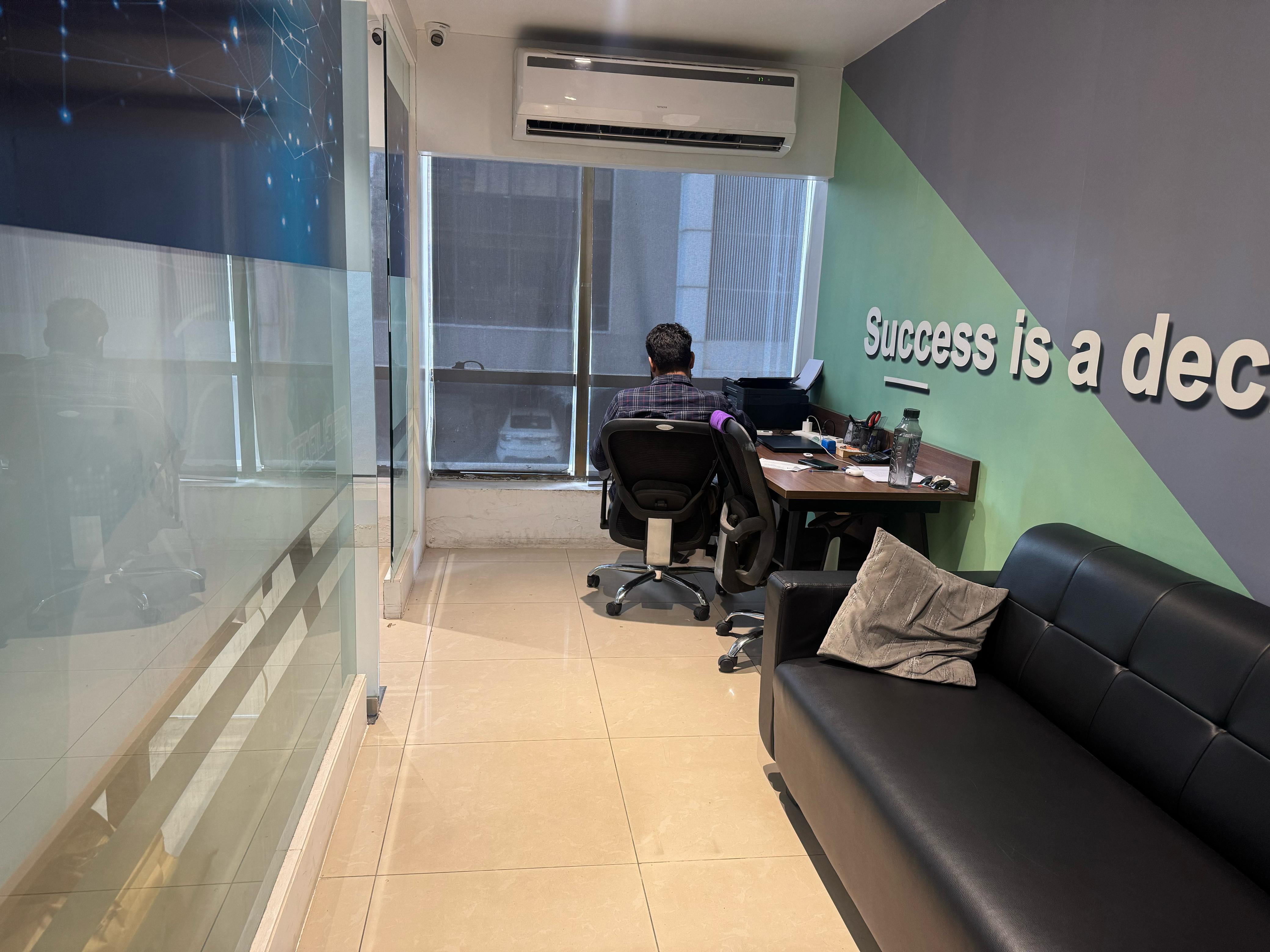 808 Sq. Ft. Commercial Office for Rent in Thaltej Ahmedabad - Media 5