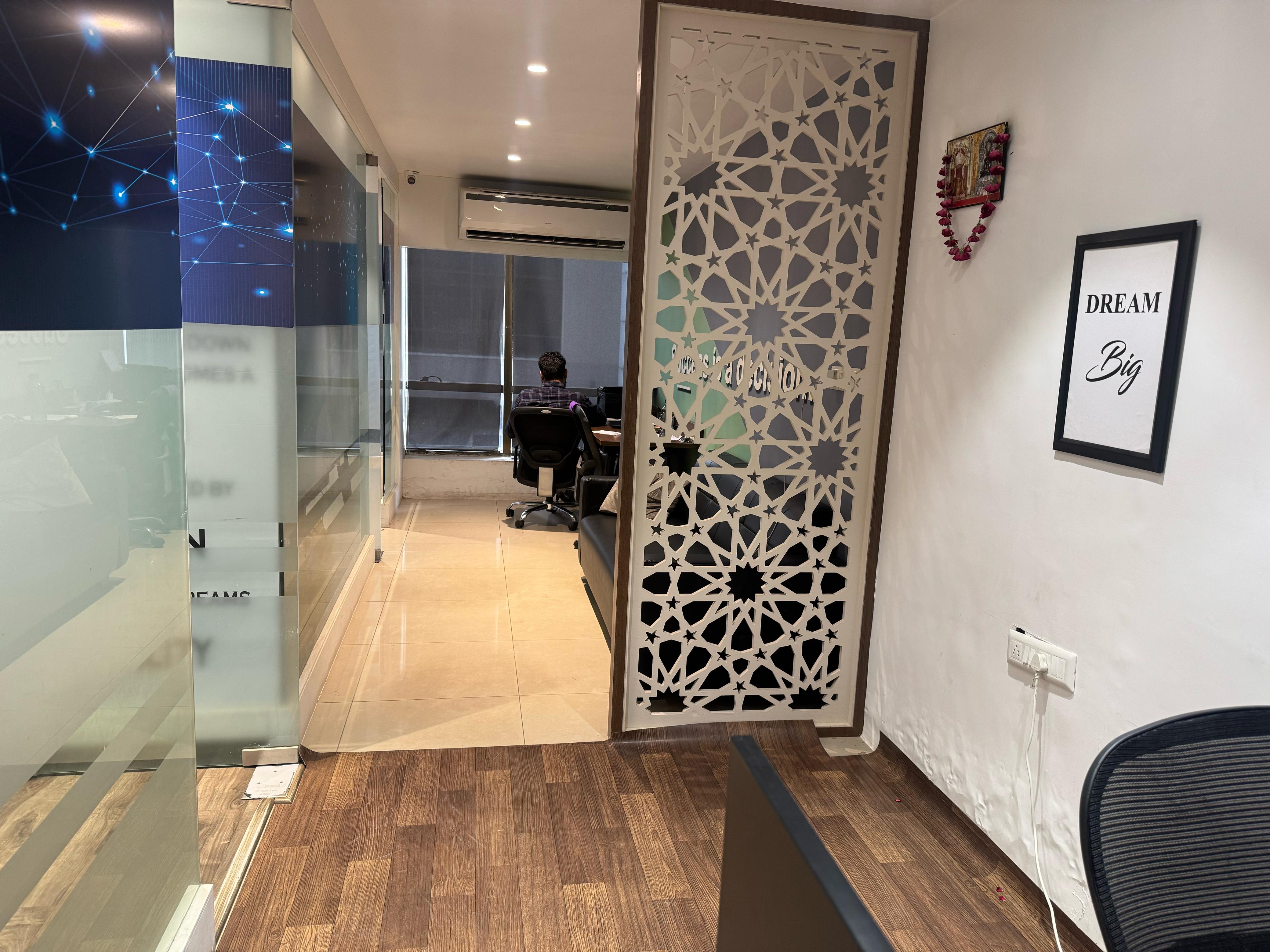 808 Sq. Ft. Commercial Office for Rent in Thaltej Ahmedabad - Media 6