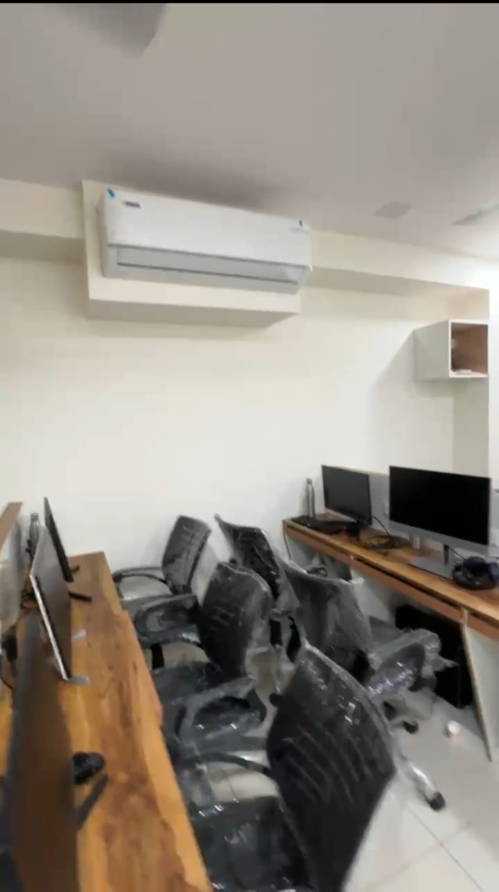 704 Sq. Ft. Commercial Office for Rent in Jodhpur Ahmedabad - Media 11