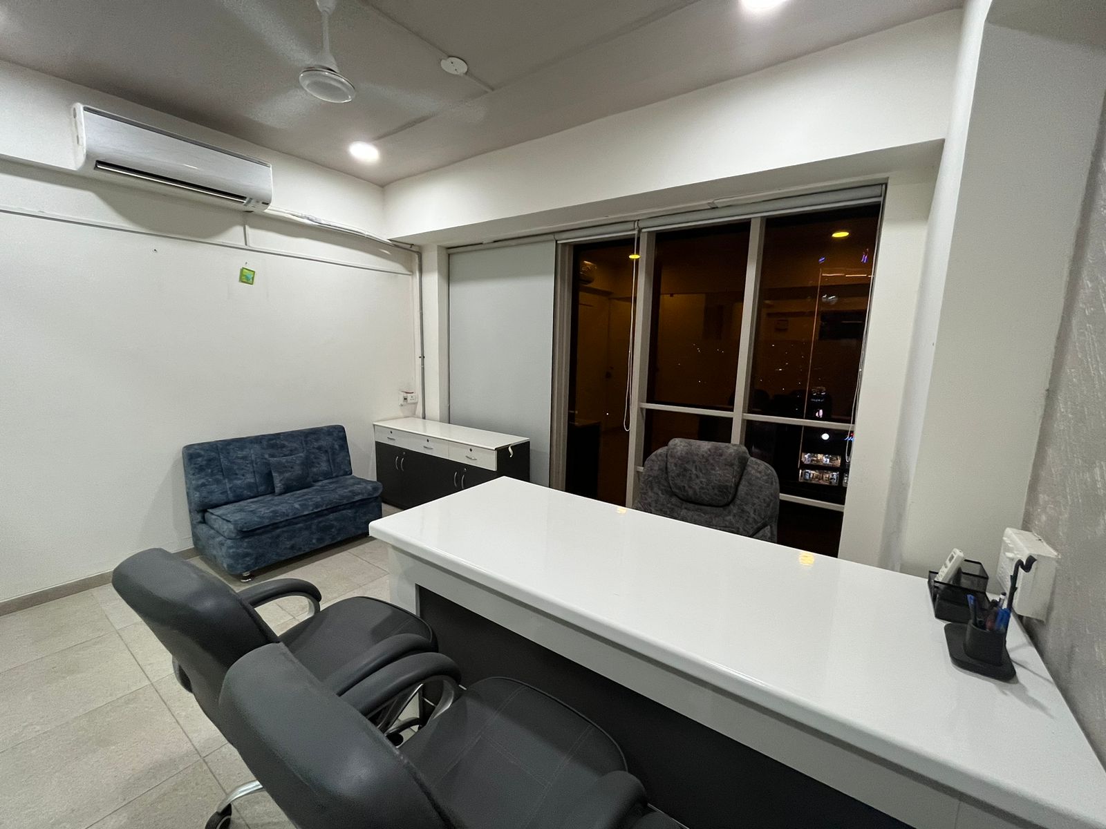 769 Sq. Ft. Commercial Office for Rent in Iscon Ambli Road Ahmedabad - Media 3