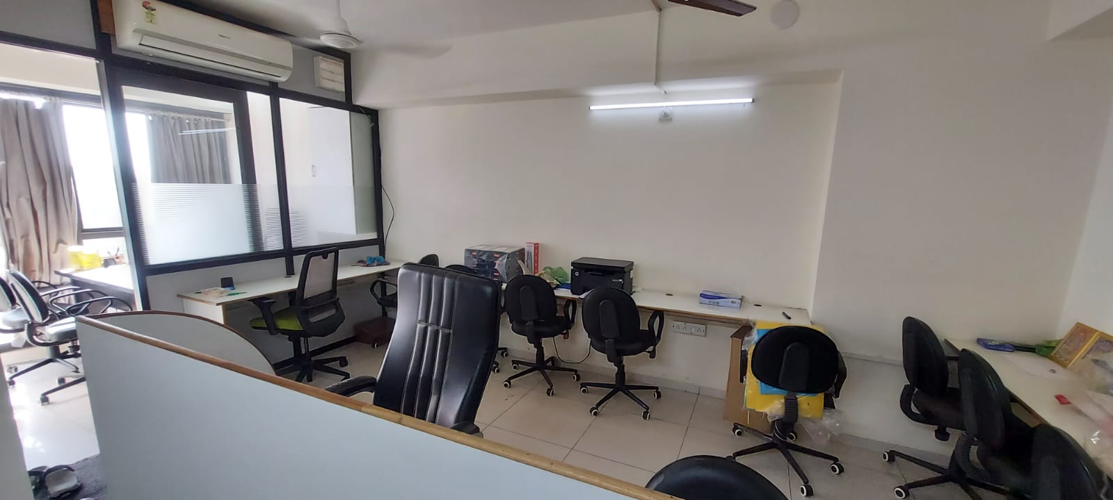 595 Sq. Ft. Commercial Office for Rent in Sg Highway Ahmedabad - Media 6