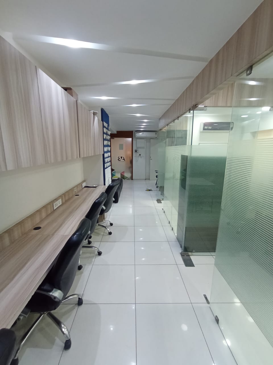 Office 1110 Sq. Ft. Commercial Office for Rent in Ambawadi Ahmedabad - Media 3