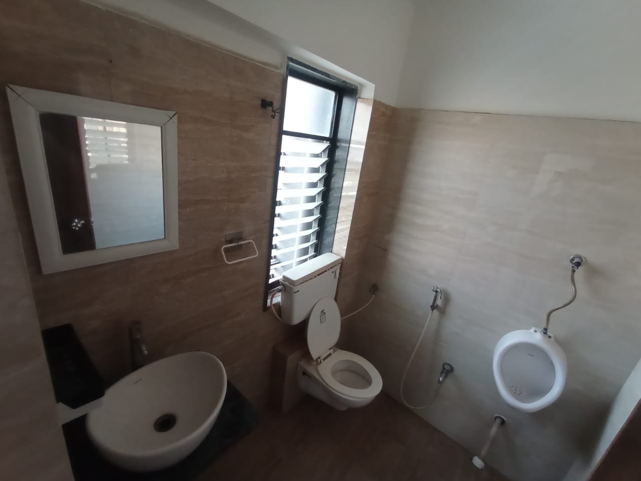 Office 1110 Sq. Ft. Commercial Office for Rent in Ambawadi Ahmedabad - Media 7