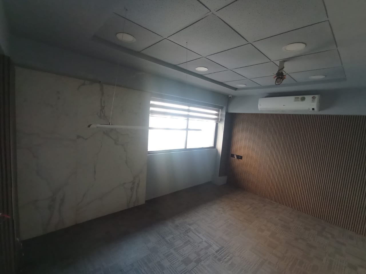 Office 1110 Sq. Ft. Commercial Office for Rent in Ambawadi Ahmedabad - Media 8