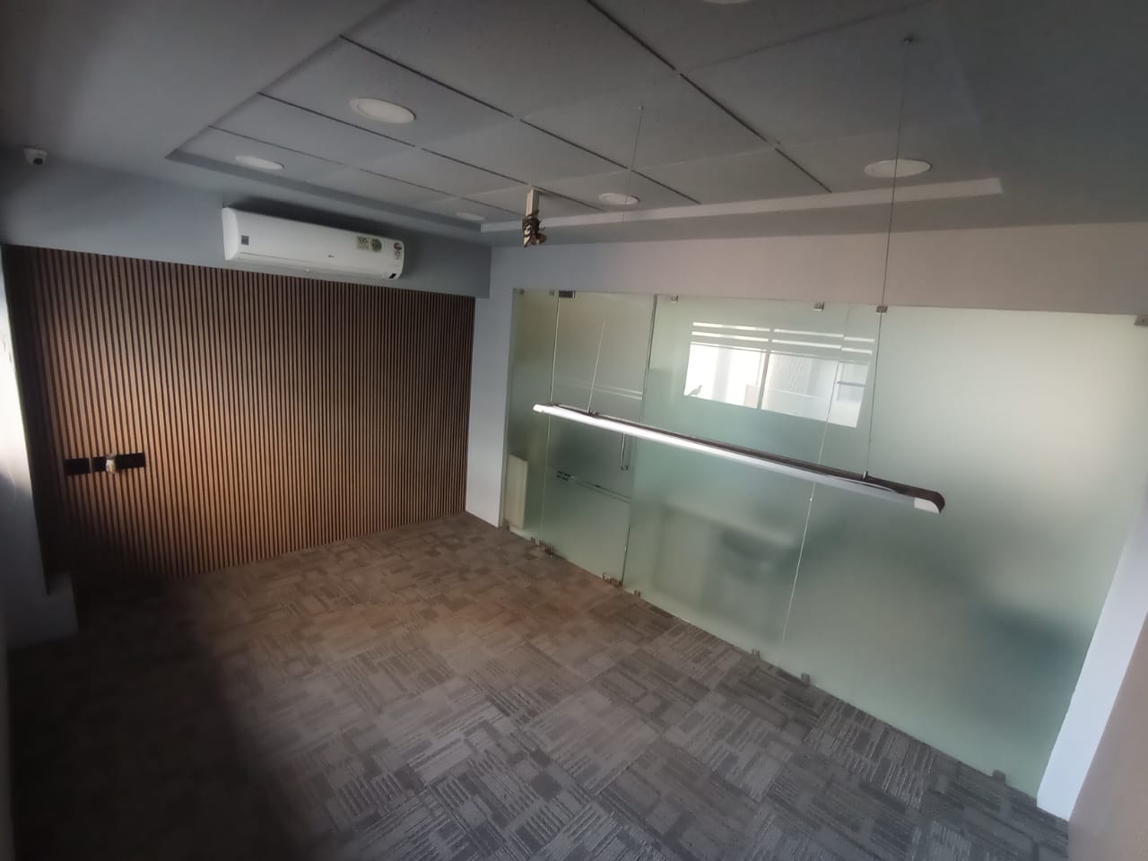 Office 1110 Sq. Ft. Commercial Office for Rent in Ambawadi Ahmedabad - Media 12