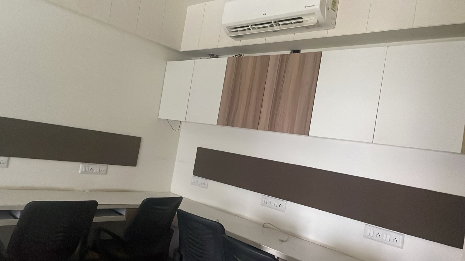 556 Sq. Ft. Commercial Office for Rent in Makarba Ahmedabad - Media 4