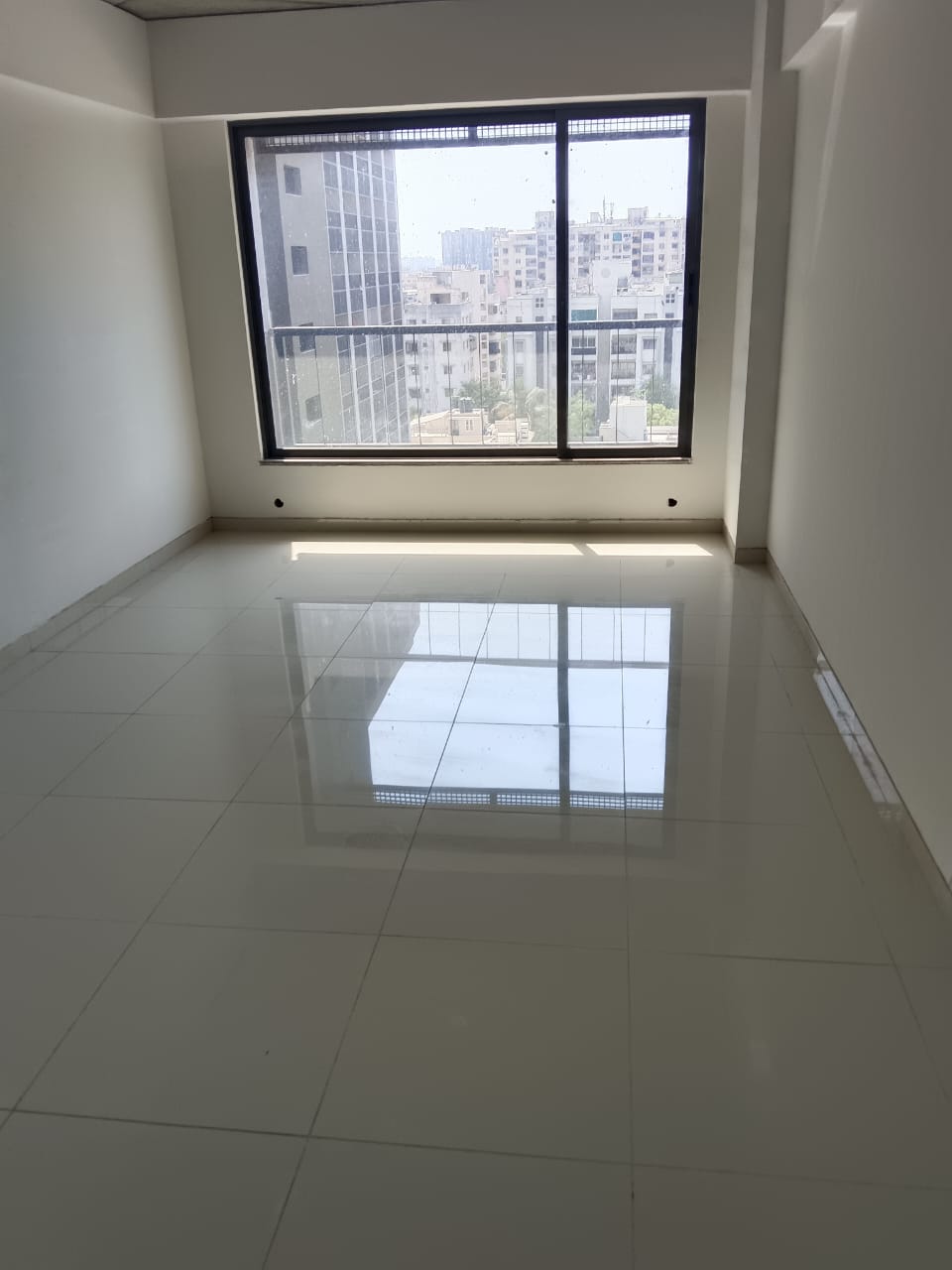 495 Sq. Ft. Commercial Office for Rent in Shyamal Cross Road Ahmedabad - Media 3