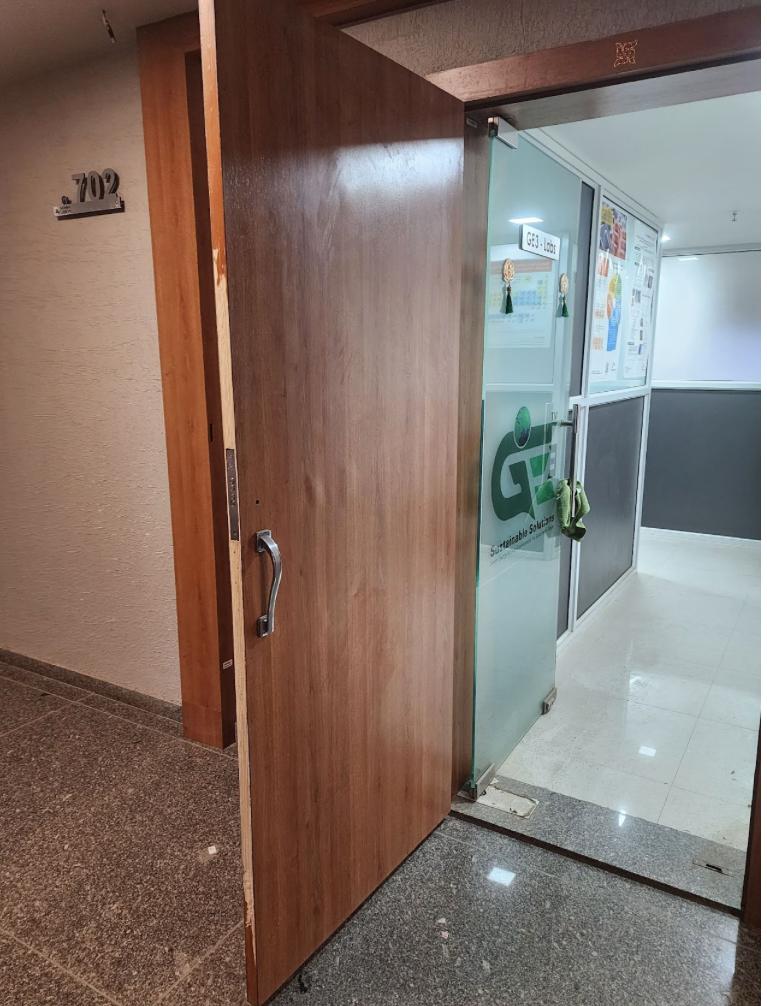 1207 Sq. Ft. Commercial Office for Rent in Thaltej Ahmedabad - Media 3