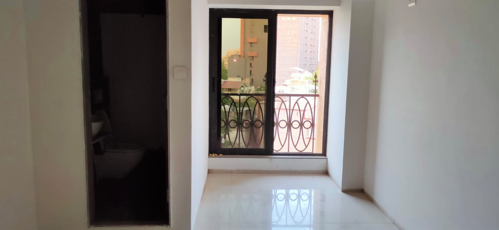 721 Sq. Ft. Commercial Office for Rent in Satellite Ahmedabad - Media 4
