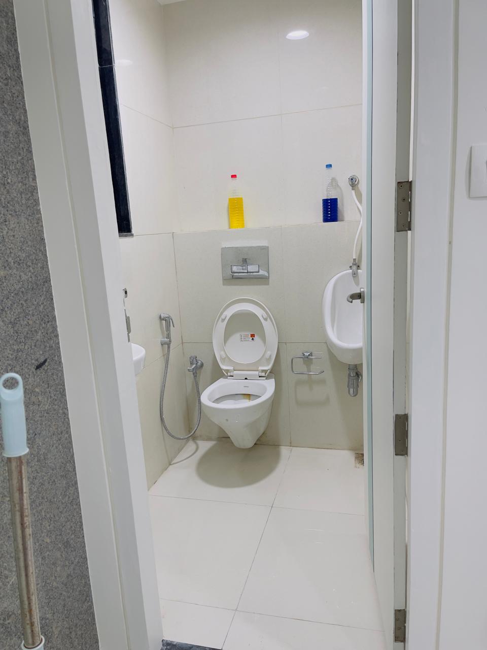 981 Sq. Ft. Commercial Office for Rent in Gota Ahmedabad - Media 8