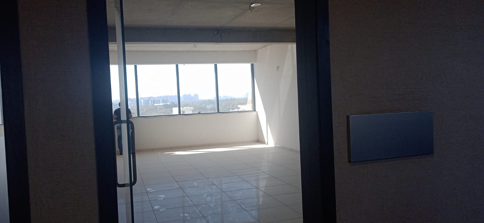 966 Sq. Ft. Commercial Office for Rent in Sg Highway Ahmedabad - Media 3