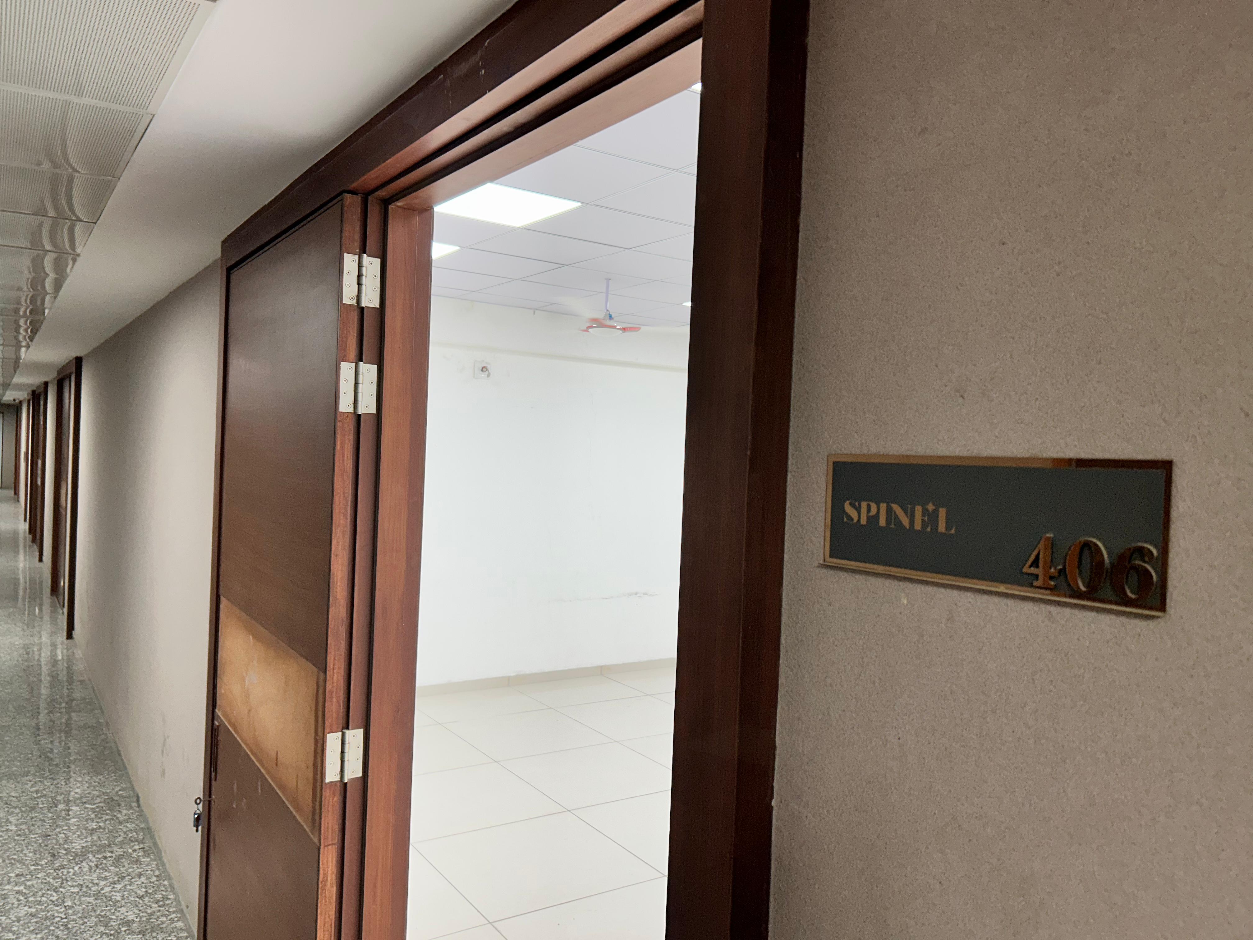 950 Sq. Ft. Commercial Office for Rent in Sola Ahmedabad - Media 5