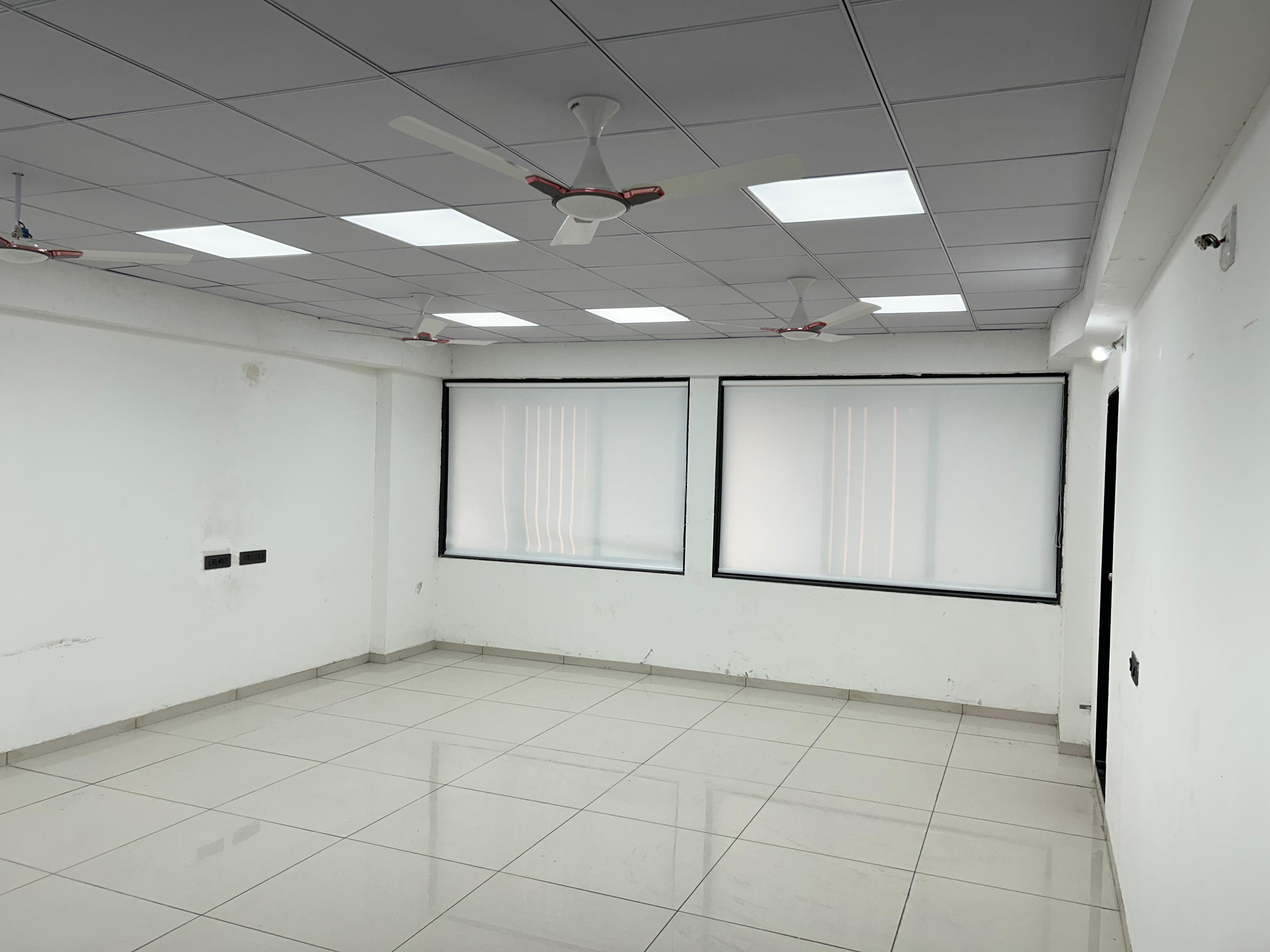 950 Sq. Ft. Commercial Office for Rent in Sola Ahmedabad - Media 3