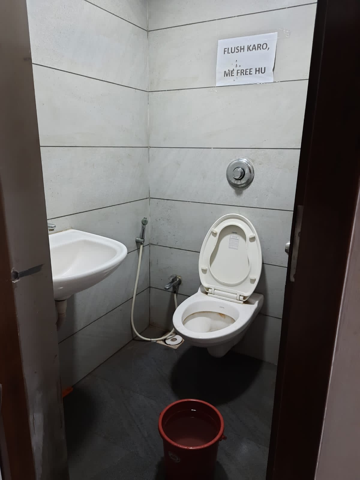 716 Sq. Ft. Commercial Office for Rent in Prahladnagar Ahmedabad - Media 4