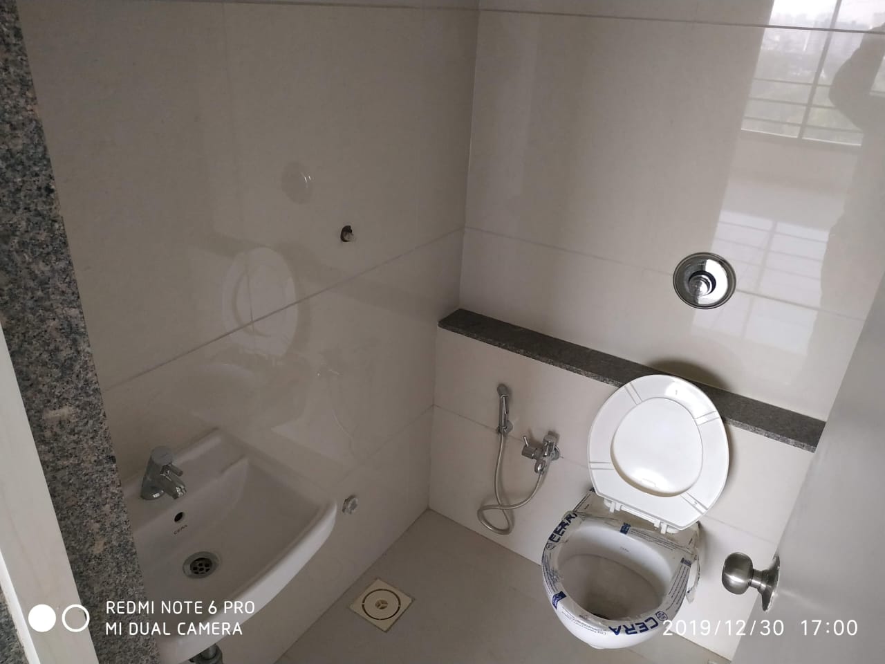 530 Sq. Ft. Commercial Office for Rent in Shyamal Cross Road Ahmedabad - Media 8
