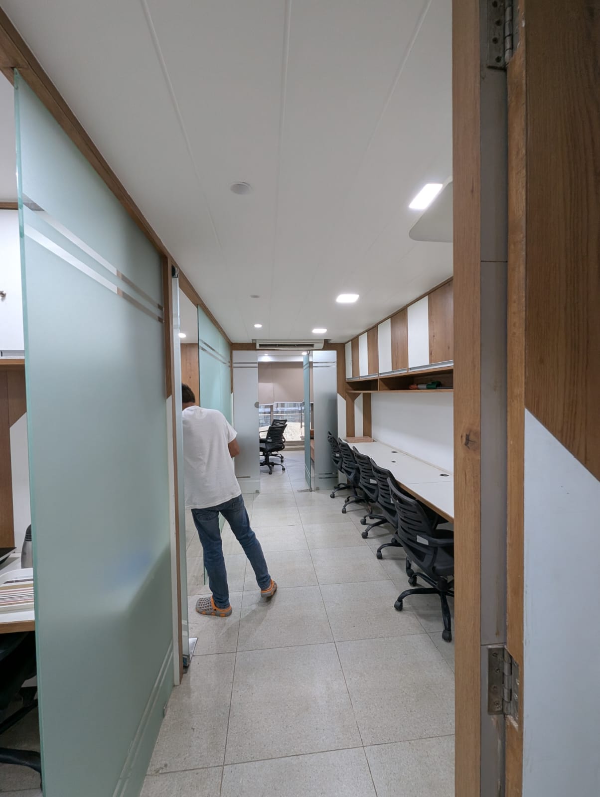 968 Sq. Ft. Commercial Office for Rent in Iscon Ambli Road Ahmedabad - Media 8
