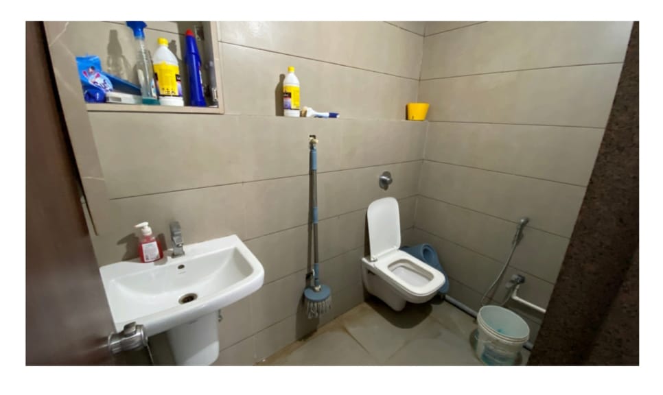 1318 Sq. Ft. Commercial Office for Rent in Thaltej Ahmedabad - Media 8
