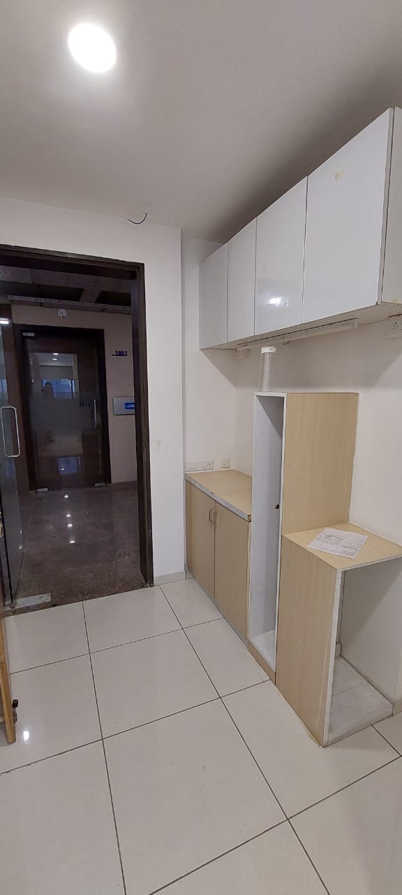 484 Sq. Ft. Commercial Office for Rent in Sg Highway Ahmedabad - Media 5