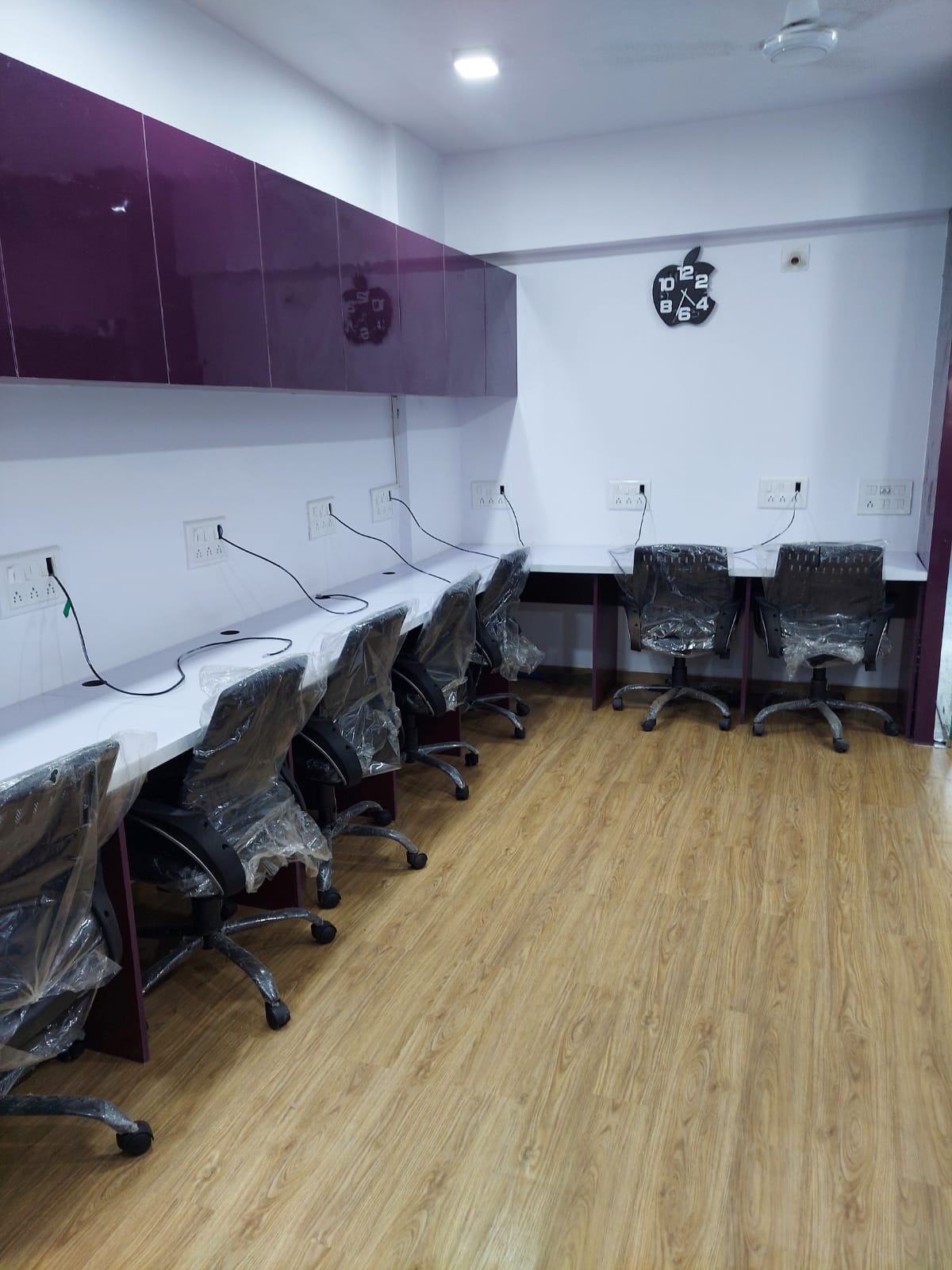 Office 588 Sq. Ft. Commercial Office for Rent in Ashram Road Ahmedabad - Media 4