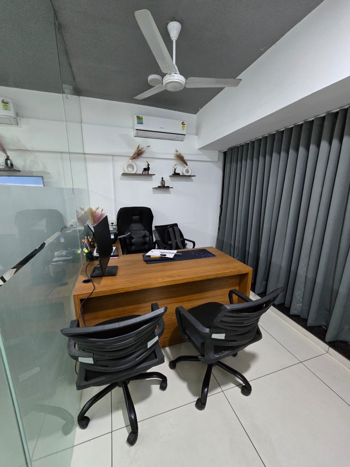 890 Sq. Ft. Commercial Office for Rent in Gota Ahmedabad