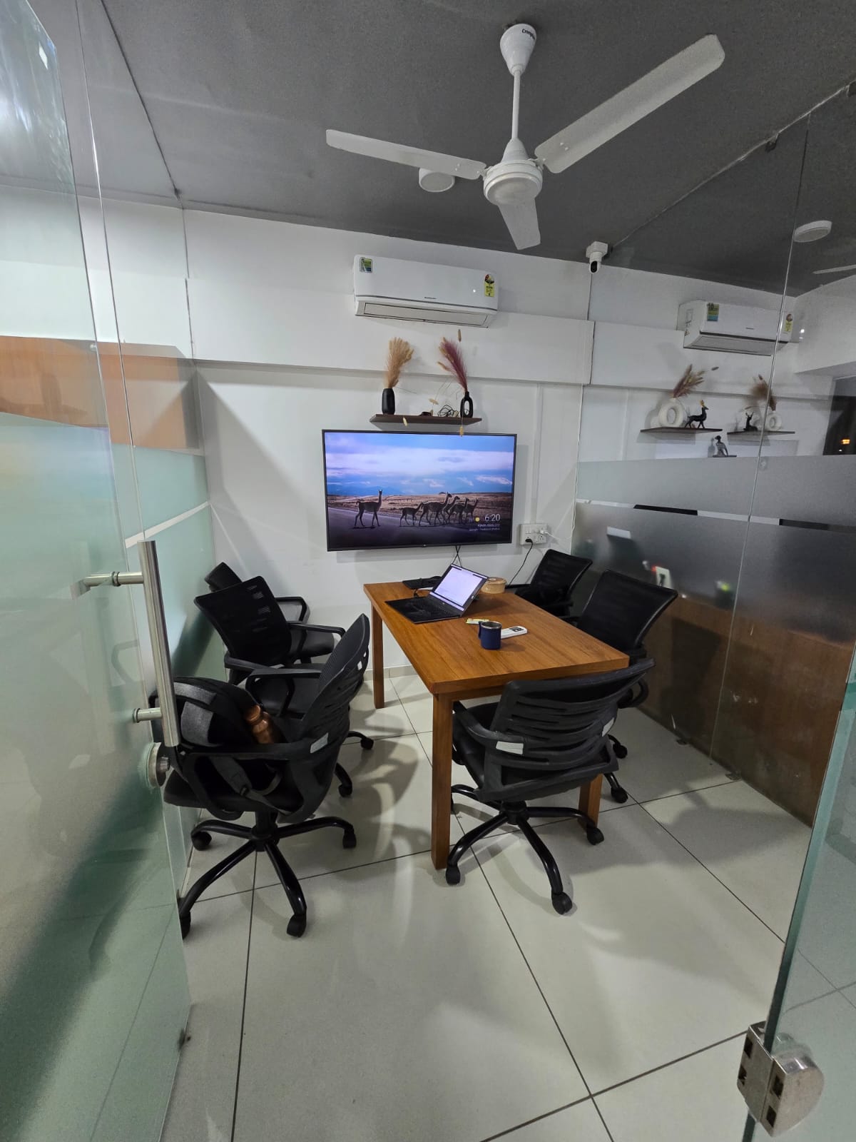 890 Sq. Ft. Commercial Office for Rent in Gota Ahmedabad - Media 5