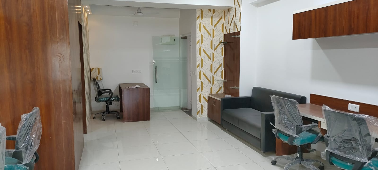 1066 Sq. Ft. Commercial Office for Rent in Rajpath Club Road Ahmedabad - Media 5