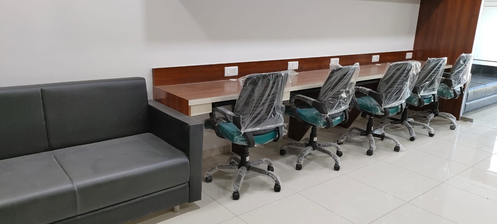 1066 Sq. Ft. Commercial Office for Rent in Rajpath Club Road Ahmedabad - Media 6