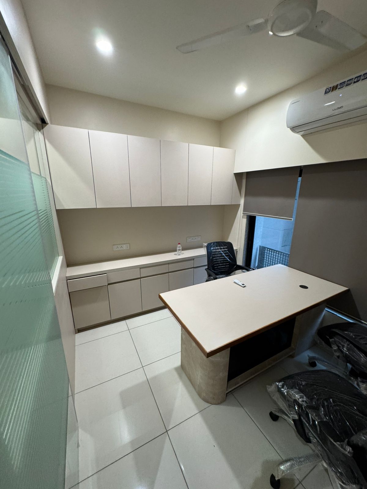 810 Sq. Ft. Commercial Office for Rent in Ashram Road Ahmedabad - Media 4