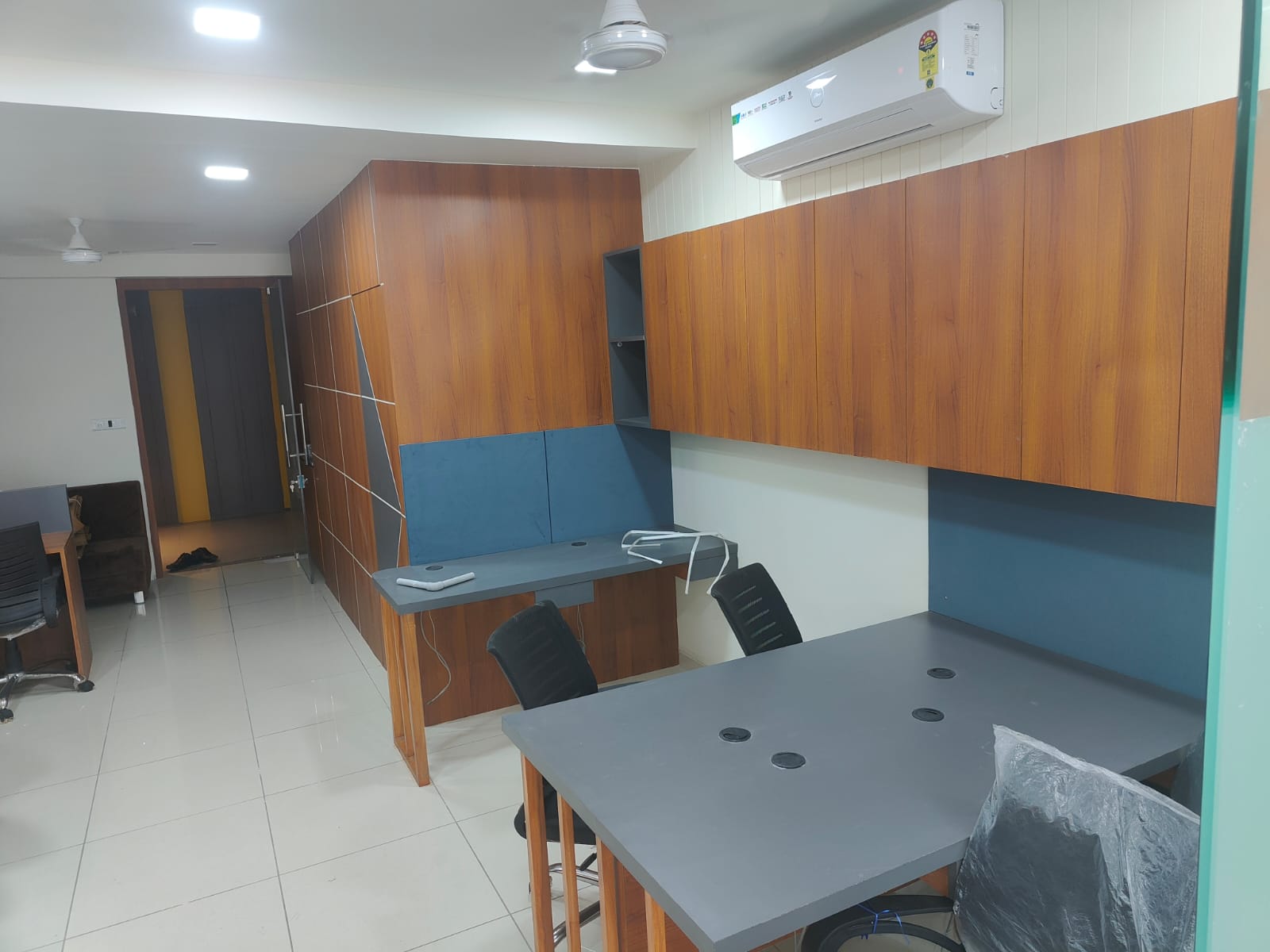 700 Sq. Ft. Commercial Office for Rent in Ashram Road Ahmedabad - Media 5